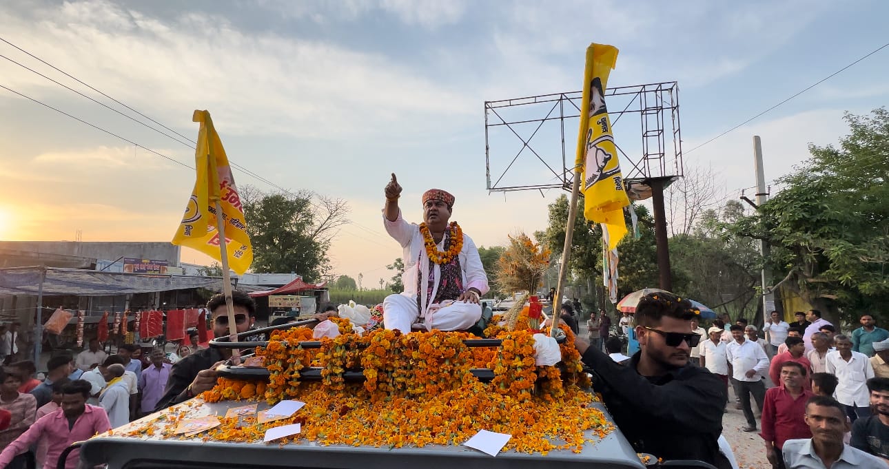Nirdaliya Pratyashi Umesh Kumar Matadataon ka Abhinandan karte hue