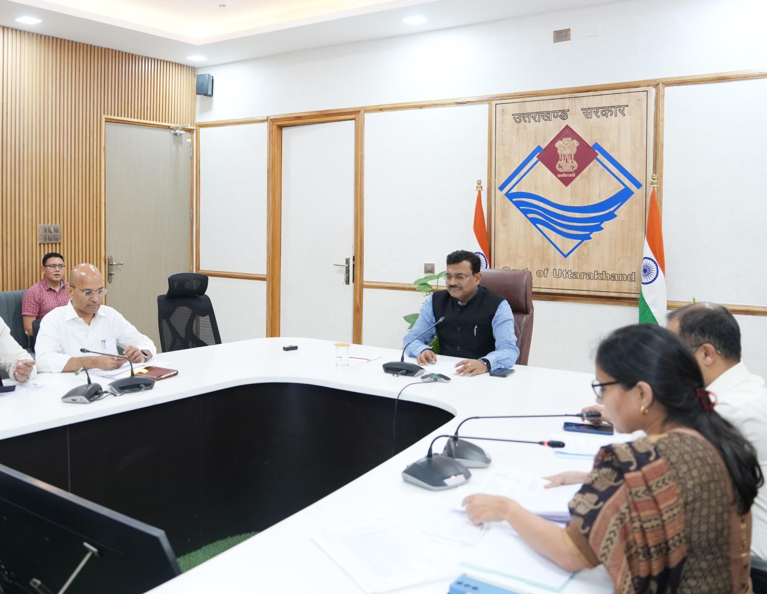 मुख्य सचिव ने सचिवालय में ली एनकार्ड की बैठक